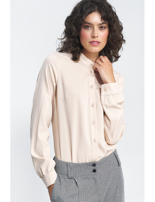 Chemise beige à manches longues et col montant 