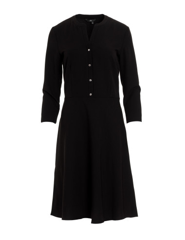 Robe noire fermée par boutons pression 