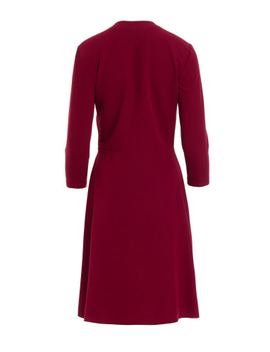 Robe bordeaux fermée par boutons pression 