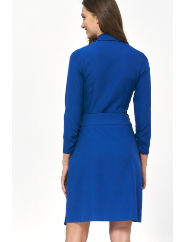 Robe bleu avec un noeud à la taille 